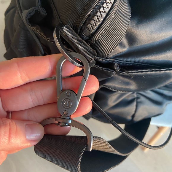 Black Lululemon bag in almost perfect condition. Hardly used. Loads of pockets. - Picture 4 of 5